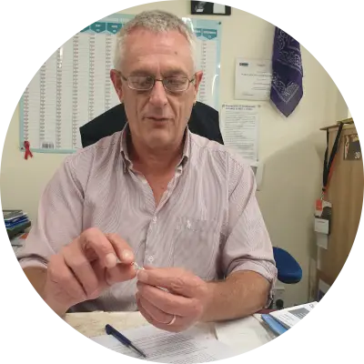 General Manager of the Lower North Island Needle Exchange Programme Carl Greenwood demonstrates how to use a naloxone ampoule..